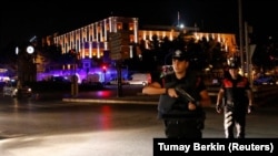 Türkiyə — Polis zabiti Türkiyə Ordu Baş Qərargahı qarşısında, Ankara, 15.07.2016