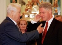In 1998, Yeltsin (left) met with U.S. President Bill Clinton and Secretary of State Madeleine Albright (epa)