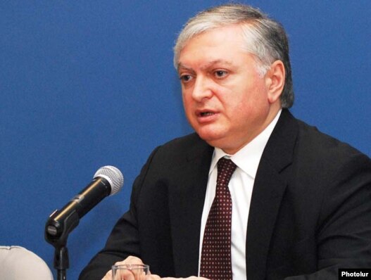 Министр иностранных дел Армении Эдвард Налбандян на пресс-конференции в Ереване, 18 марта 2010 г.