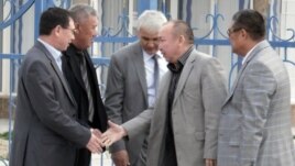 Жаңаөзен ісі бойынша өтіп жатқан сотқа қатысушы адвокаттар. Ақтау, 13 сәуір 2012 жыл.