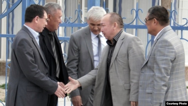 Жаңаөзен ісі бойынша өтіп жатқан сотқа қатысушы адвокаттар. Ақтау, 13 сәуір 2012 жыл.