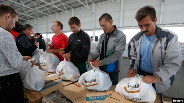 Украинские волонтеры готовят гуманитарную помощь для беженцев в Мариуполе