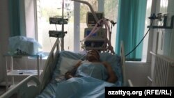 Жедел жәрдем ауруxанасының жан сақтандыру бөлімінде жатқан адам. Ақтөбе, 6 маусым 2016 жыл.