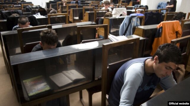 Studentët në sallë leximi...