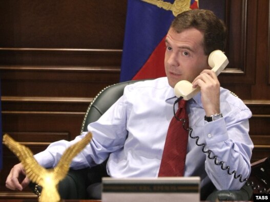 Кремл матбуот хизматининг Озодликка билдиришича¸ 30 сенябр кунги телефон суҳбати Медведев сўровига мувофиқ бўлиб ўтган.