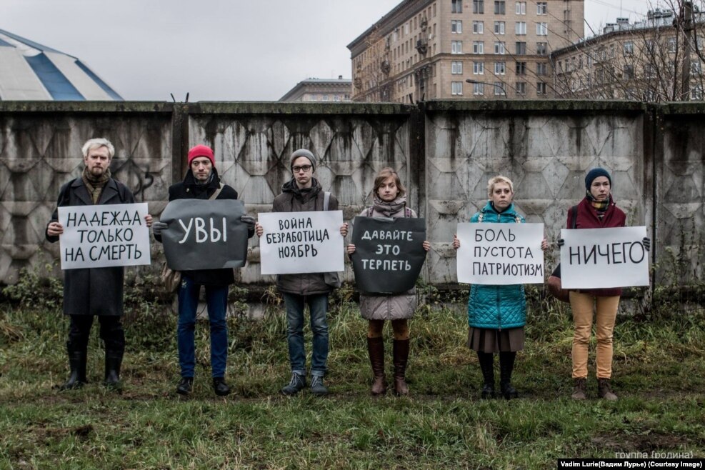 Для группы перфоманс - способ вынести язык власти и официальных лозунгов в неформальные места, за пределы общественных институтов