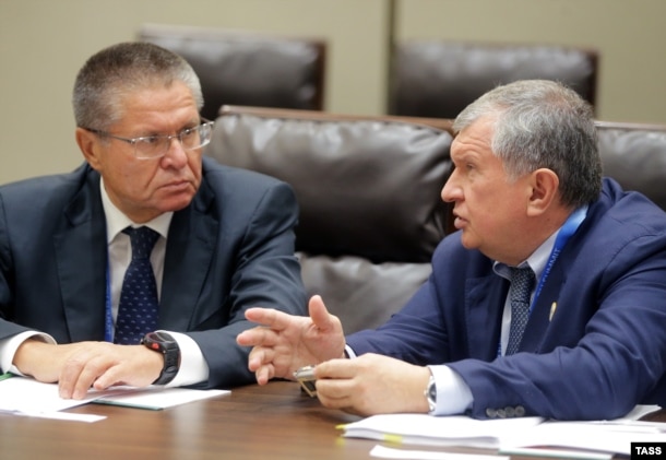 Aleksei Ulyukayev (left) and Rosneft President and Chairman Igor Sechin earlier this year.