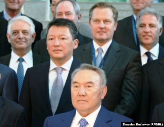 Президент Нұрсұлтан Назарбаев (ортада) пен 'Самұрық-Қазына' ұлттық әл-ауқат қорының басқарма төрағасы Тимур Құлыбаев (Назарбаевтың оң жағында тұр) шетелдік инвесторлар кеңесіне қатысушылармен бірге. Астана. 18 мамыр 2011 жыл.