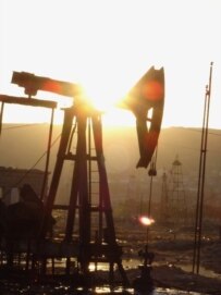 An oil derrick near Baku (file photo) (RFE/RL)