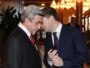 Ermənistan prezidenti Serj Sarkisyan (solda) Azərbaycan prezidenti İlham Əliyevlə görüş ərəfəsində Rusiya prezidenti Dmitri Medvedevlə (sağda) məsləhətləşir, Soçi, 25 yanvar 2010