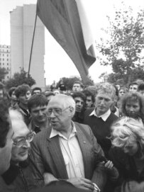 Rostropovich with pro-democracy demonstrators in Moscow on August 21, 1991 (TASS)