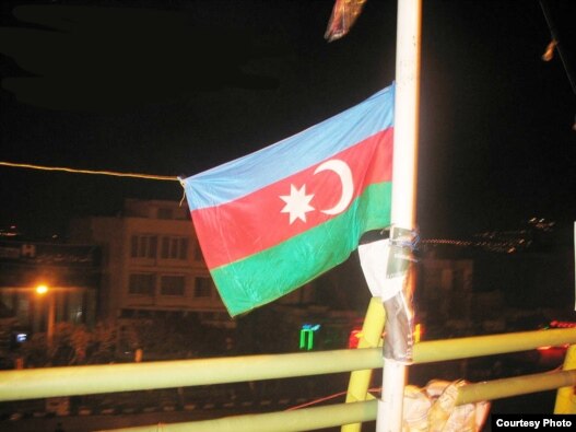 2006-cı il «21 Azər»in ildönümündə Təbrizdə Azərbaycan bayrağı qaldırılıb