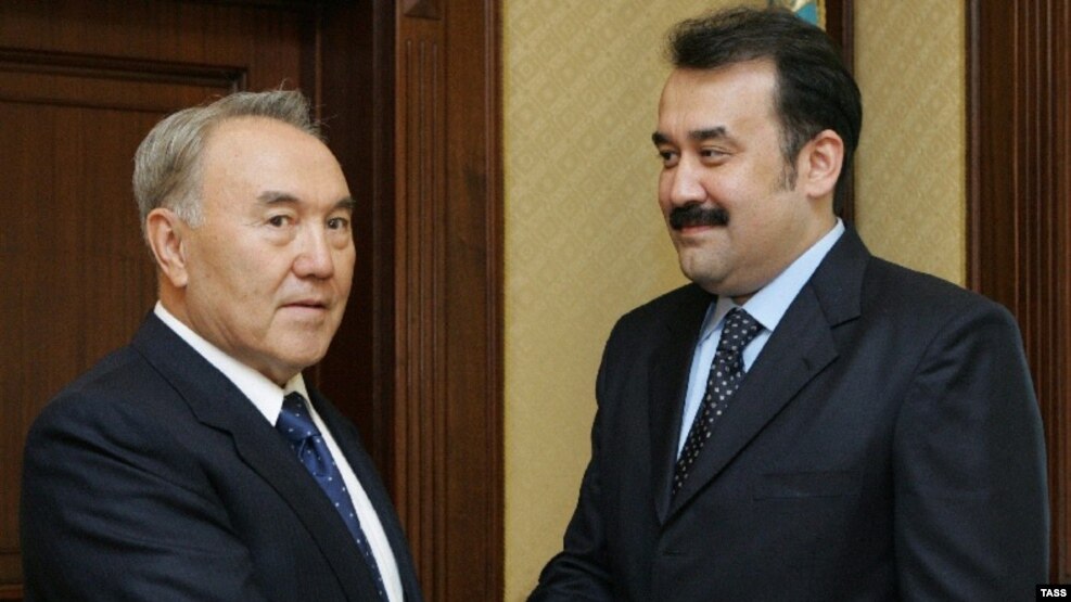 Qazaqstan prezidenti Nwrswltan Nazarbaev (sol jaqta) prem'er-ministr bolıp birinşi ret tağayındalğan Kärim Mäsimovti tanıstırıp twr. 10 qañtar 2007 jıl.