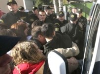 Police detained protesters outside the city's courthouse (Bymedia.net)