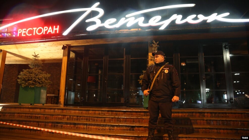Russia -- A policeman stands outside the restaurant where Yevhen Zhylin, a former Ukrainian army officer, was shot dead, in the Moscow region's Odintsovo district, September 19, 2016