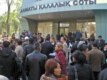 Үкім шығатын күні таңертең Алматы қалалық сотының алдына айыпкерлердің туыстары мен дос-жарандары жиналды