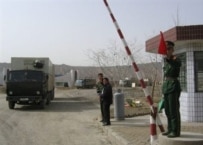 Trade across the China-Kyrgyz border (file photo) (AFP)