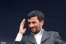 Iran – Politics – President Mahmud Ahmadinejad (portrait, greeting) at a rally, July 2006. Source: Fars.