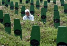 Bosnia – Balkan wars / Bosniaks – A Muslim woman (Fatima Selimovic) visits the grave of her brother (Fajko Smajic) who was killed in Srebrenica in 1995 by Serb forces. (Size: 465x660.) Source: epa.