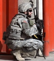 Iraq -- A US soldier at a checkpoint at Karadah district in Baghdad, 24Oct2006