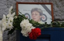 Russia -- Portrait of journalist Anna Politkovskaya at the entrance of an apartment building where she was killed, Moscow, 07Oct2006