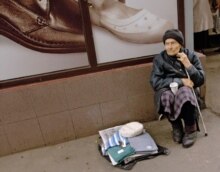 Russia – Poverty – Old woman sells knitted scarves on the streets of Moscow, 13 September 2005. (Size: 660x465)