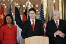 U.K. -- Foreign Secretary David Miliband  with his US and German counterparts Condoleezza Rice (L) and Walter Steinmeier at a press a press conference London, 02May2008