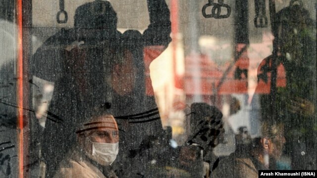 Teheran, građani u gradskom prevozu sa maskama zbog zagađenja