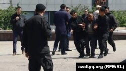 Полиция задерживает гражданина, оказавшегося на площади Республики в день ожидания акции протеста. Алматы, 7 мая 2016 года.