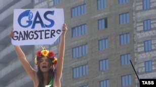 Активістки жіночого руху FEMEN напали на штаб-квартиру «Газпрому» в Москві. Акція протесту була направлена проти «спроб путінської банди розширити межі «Руського миру» за рахунок російського газу»