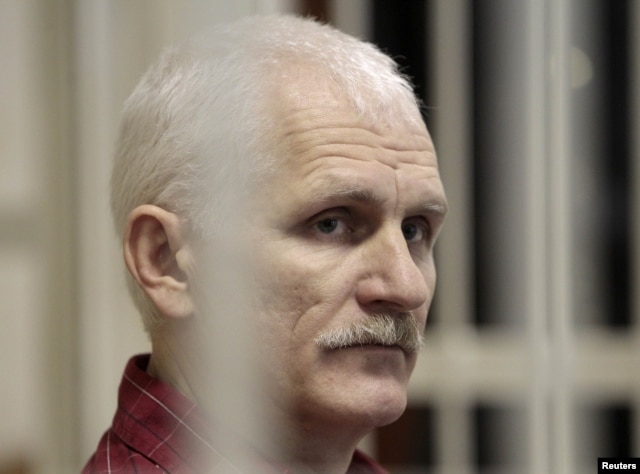 Ales Byalyatski in a Minsk courtroom in November 2011