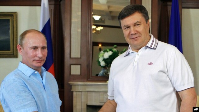 July 12: Russian President Vladimir Putin meets with Ukrainian President Viktor Yanukovych in Yalta.