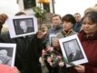 Пришедшие проститься с Борисом Ельциным к храму Христа Спасителя.