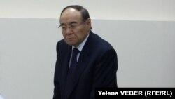 Бывший министр иностранных дел Тулеутай Сулейменов на встрече со студентами. Темиртау, 29 апреля 2016 года.