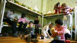 Copii găzduiţi temporar la un centru de plasament