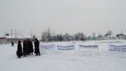 Райондун 100дөй тургуну шайлоонун акыйкатсыз өтүп жатканын айтып, акимчилик алдына нааразылыкка чыкты. 6-февраль, 2012.
