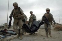 U.S. soldiers carry a body away from the site of an earlier suicide attack in Al-Ramadi (file photo) (epa)
