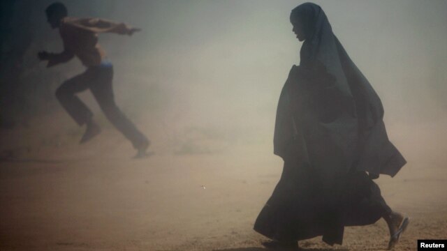Somalian refugees flee a dust storm near Dadaab, near the border with Kenya. (file photo)