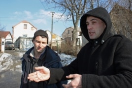 Малехов ауылының тұрғындары 29 жастағы Юрий (сол жақта) және 30 жастағы Михайло. Львов облысы, 12 ақпан 2015 жыл.