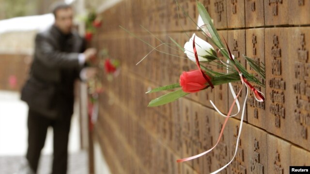 Стена памяти расстрелянных в Катыни польских офицеров