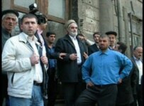 Islamists demonstrating outside the courtroom (RFE/RL)