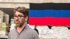 Американский журналист Саймон Островский у баррикад в Славянске