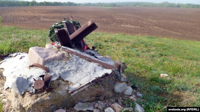 Мэмарыял "Дняпроўскі рубеж". Памятны знак разбураецца разам з усім мэмарыялам