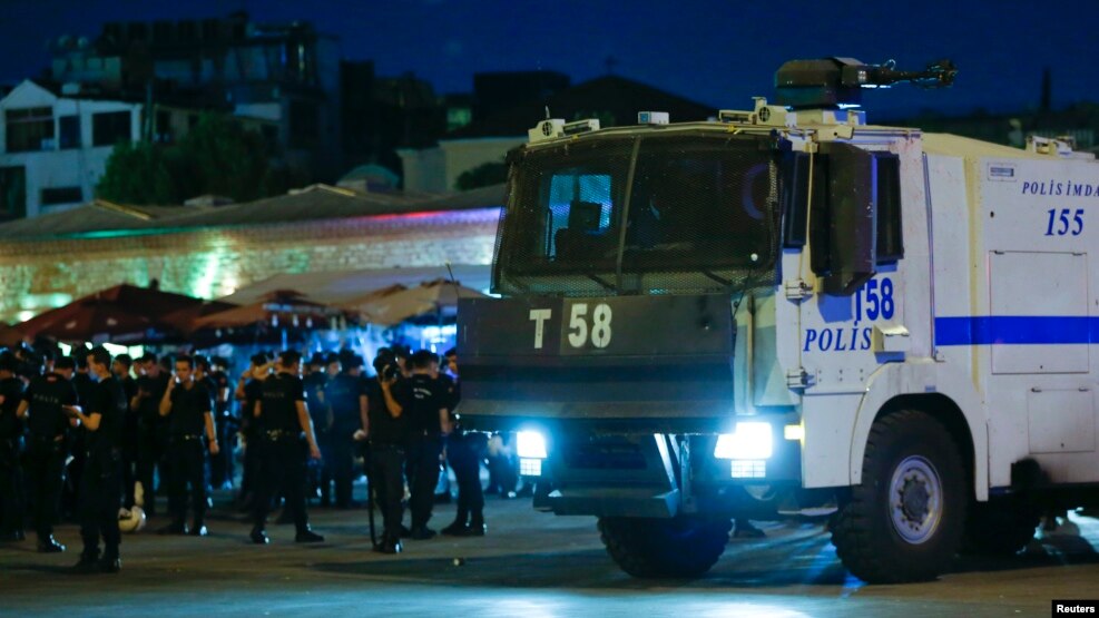 Таксим алаңы маңында тұрған полиция. Стамбул, 15 шілде 2016 жыл.