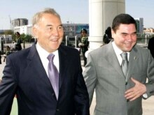 Turkmenistan -- President Gurbanguly Berdymukhammedov (R) with his Kazakh counterpart Nursultan Nazarbaev in Ashgabat, 11Sep2007