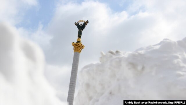 Зима 2013 года в Киеве была суровой. На площади Независимости тогда намело огромные сугробы