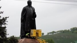 Жұмысшы оппозиция жиыны өтетін күні Абай ескерткішін жуып жатыр. Алматы, 28 сәуір 2012 жыл.