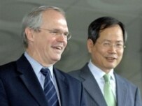 U.S. nuclear envoy Christopher Hill (left) and his South Korean counterpart, Chun Yung-woo, at a news conference today in Seoul (epa)