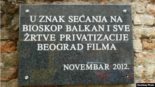 Aktivistička akcija: Tabla na zgradi bioskopa "Balkan" u Beogradu