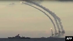 Ресейдің Каспий флотилиясындағы әскери кемелері Сириядағы "Ислам мемлекеті" экстремистік ұйымы шептеріне зымыран атып жатыр. 20 қараша 2015 жыл (Көрнекі сурет).